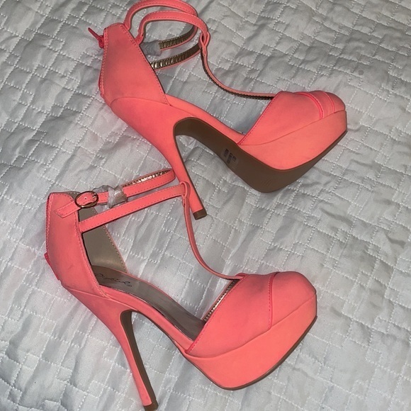 Like NEW Ladies shoes Qupid Platform Heels light pink peach color Size 7 buckle - Picture 1 of 9